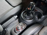 MINIコントローラは直感的で手探り操作ができますので、余所見をせずに安全にもつながります。