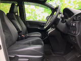 運転席と助手席が並ぶ前席は、座面や背もたれの形状を確認しやすい空間です。ドアを開けた状態では足元まで見渡せ、乗り降りのしやすさや室内の使い勝手を想像できます。