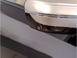 BMWのミラーは車種によって異なりますがレーンチェンジウォーニングが装備されております。詳しくは当店スタッフまでお問い合わせくださいませ。