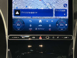 より直観的な操作ができるタッチパッド。スライドやピンチイン/アウトなどスマートフォンと同様の操作感により、直観的に扱うことが出来ます。視線を外さずに操作できるので、走行中でも安全な操作が可能です。