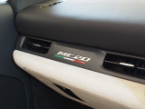 室内助手席側にはMC20のロゴとトリコローレ入り。