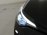 精悍な目つきのLEDヘッドランプを装備しております。