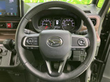 手元にスイッチを備え、運転姿勢を保ちながら各種機能へアクセスしやすい配置です。メーターとの位置関係も確認しやすく、運転中の操作をサポートします。
