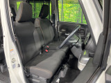 運転席まわりには十分なスペースがあり、大柄な方でもゆったり運転していただける環境です。