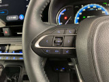 運転中、オーディオの操作をしてて、ハッとしたことはありませんか?ステアリングスイッチは、運転中でもハンドルでオーディオの操作が可能です。安全なドライブをサポートします。