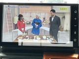 テレビ番組を画面で視聴できる装備です。停車中の待ち時間などに映像を楽しめるため、車内で過ごす時間をより有効に活用できます。見やすい画面表示も魅力です。