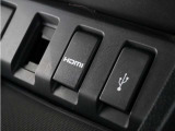 ◆USB接続端子◆スマホやiPodなどを接続して、いつもの音楽を車内でもお楽しみいただけます♪