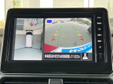 車両周辺を複数の視点から確認できるモニターを備え、駐車時の周囲確認に役立ちます。画面には目安となるガイドも表示され、狭い場所での取り回しをサポート。車庫入れや切り返しの際にも心強い装備です。