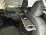 フロントシート後部にシートバックテーブルが左右付いています。パーキングエリアなどでの休憩時にサッと出せて使い勝手が良いです。