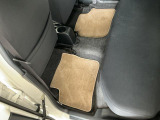 しっかりと汚れ、砂ぼこりを落とし足元まで清潔な車内空間を作り上げております♪