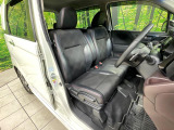 運転席まわりには十分なスペースがあり、大柄な方でもゆったり運転していただける環境です。