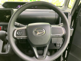 手元に複数のスイッチがまとまり、運転姿勢を保ちながら操作しやすい配置です。表示やボタンの位置を確認しやすく、日常の運転をサポートする使い勝手のよい装備となっています。