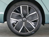 R-Line Pluspackage専用19インチのアルミホイール装着!