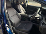 運転席はほどよくホールド感のある形状をしておりますので、運転がしやすいです。