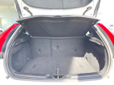 普段のお買い物や通勤、送迎等に十分な荷室スペースを確保しております。セカンドシートを倒すと、大きな荷物の積載も可能です。