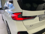 L字型リアコンビランプ:BMWの伝統的なデザインのひとつです。夜間でも誰が見てもBMWとわかる印象的なデザイン。
