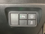 Hondaセンシング用の、VSA(ABS+TCS+横滑り抑制)解除と路外逸脱抑制機能のオンオフスイッチなどはハンドルの右側に装備しています。