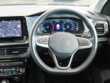 Volkswagen全車共通の上質な本革を使用した手触りのしっとりとしたステアリングです。唯一素肌が触れるハンドルは上位モデルと同じ握り心地になっております。