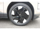 245/45 R 19インチのタイヤとアルミホイールです。空力性能に優れたこのホイールは、ピュアEVのボルボSUVの大胆なデザインを美しく引き立てます。