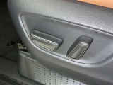 電動パワーシートはボタン一つで細やかな調節が可能ですよ。 意外に力が要るシートの移動もラクラク、思い通りのポジションが見つかります。