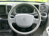 運転席正面に自然に手を添えやすい位置にあり、メーター類もその奥にまとまっています。操作に必要な視線移動を抑えやすいレイアウトで、毎日の通勤や家族でのお出かけにも扱いやすい運転席です。