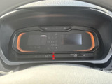 運転席正面に表示部や各種インジケーターをまとめ、必要な情報を確認しやすいレイアウトです。視線を大きく動かさずに済み、日々の運転時にも見やすく便利にお使いいただけます。