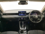 車内は光触媒抗菌消臭施工済です。インパネ周りはスタイリッシュなデザインで機能や装備も充実しています。グローブボックスやカップホルダーのほかにトレーなどたくさんの収納スペースが付いています。