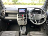 運転席から前方を見渡しやすい開放的な視界で、計器類や画面も前方にまとまっています。落ち着いた色合いのシートとすっきりした室内で、日常使いにもなじみます。
