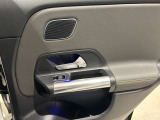 メモリー付き電動シートも装備されておりますのでシート位置を3パターン記憶できます。