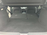 後席を全て倒して、荷物専用のスペースにした状態です。これなら長いものも積めますし、ご旅行や趣味に活用できますね。