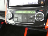 オートエアコン装備ですので常にお好みの温度に調整ができ車内を快適な空間に保ってくれます。