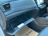 運転席からも助手席からも手が届きやすく、小物などを置いておくのにとても便利♪