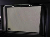 後席にお乗りの方が眩しくないように日差しを軽減する格納式リヤドアサンシェードが付いてます