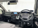 運転席まわりです。 各操作スイッチは使いやすい位置に配置されてます。
