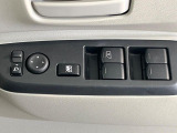 【電動格納ミラー】サイドミラーは電動格納式となっており、狭い駐車場でもキズがつくリスクを抑えられます。