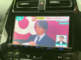 停車中にテレビ番組を視聴できる画面を備えています。お出かけ先での休憩時間や待ち時間にも、車内で映像を楽しめる便利な装備として活用いただけます。