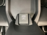 アクセサリーソケットはUSBのアダプターなどをつければ、スマホの充電にも使えます。周辺には物が置けるトレーがあります。