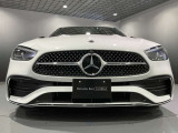 フロントグリル中央に大きく輝くスリーポインテッドスター。メルセデスベンツならではのステータスを強く感じる事ができます