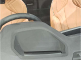 【ヘッドアップディスプレイ】現在の車速表示や目的地へのルート案内やメディア関連のリストを表示する事が可能です。視線移動を減らす事によりドライブに集中して頂けます。