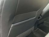 助手席シートの背もたれ部に収納ポケットがございます。
