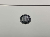 AMGエンブレムのデザインには、「アファルターバッハの川沿いのリンゴの木」、卓越したエンジン開発技術を象徴する「カムとバルブ」、レースにおける覇者を意味する「月桂樹」が描かれています