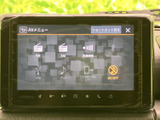 ラジオやUSB、スマートフォン連携などの選択肢が画面上に並び、使いたい項目を見つけやすい表示です。音源や交通情報などを選べるため、移動中の楽しみ方を広げてくれます。