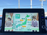 テレビ番組を画面で視聴できる装備です。停車中の待ち時間や休憩時に映像を楽しめるため、車内で過ごすひとときにも便利。画面が見やすく、番組を選ぶ操作もしやすい構成です。