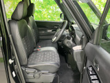 運転席と助手席は、座面や背もたれに柄をあしらった落ち着いた空間です。前方の視界を確保しやすい配置で、乗り降りもしやすく、毎日の移動を快適に過ごせる室内です。
