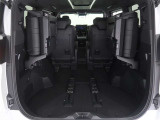 3列目シートは跳ね上げ式で折りたたみ可能です。キャンプ用品など大きな荷物もばっちり収納可能です!