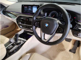 【ハンドル】ドライバーとBMW車の一体感がダイレクトに伝わるステアリングホイール。形状・太さへの拘りに加えて、操作性を高める為にスイッチ類も配置。クイックかつ安定のドライビングを体感下さい!