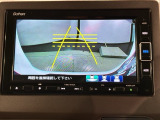 リバースギアに入れるだけで後方の表示へ切り替わります。夜間や雨の日の駐車も楽になりますよ。