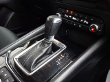 【オートブレーキホールド】停車中にブレーキペダルから足を放しても、ブレーキを自動的に制御して、車両の停車状態を保持する機能です。信号待ちなどの停車時に運転者の負担を軽減します。