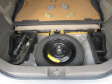 トレイ下にスペアタイヤや車載工具もこちらにございます。