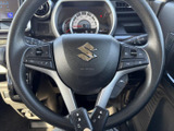 左右に配置されたスイッチ類で、運転姿勢を大きく変えずに手元の操作ができます。メーターも視界に収まり、運転中に必要な情報を確認しやすいレイアウトです。